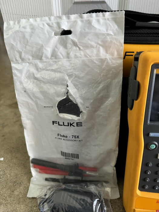 FLUKE 754 DOCUMENTING PROCESS CALIBRATOR WITH NEW TLK287 LEADS & EXTRA BATTERY