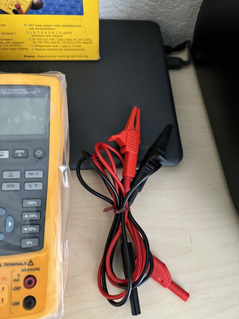 FLUKE 725 MULTIFUNCTION PROCESS CALIBRATOR WITH LEADS BOX
