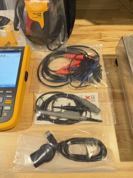 FLUKE 125B INDUSTRIAL SCOPEMETER 40MHZ W/ ACCESSORIES & BAG - FREE SHIPPING