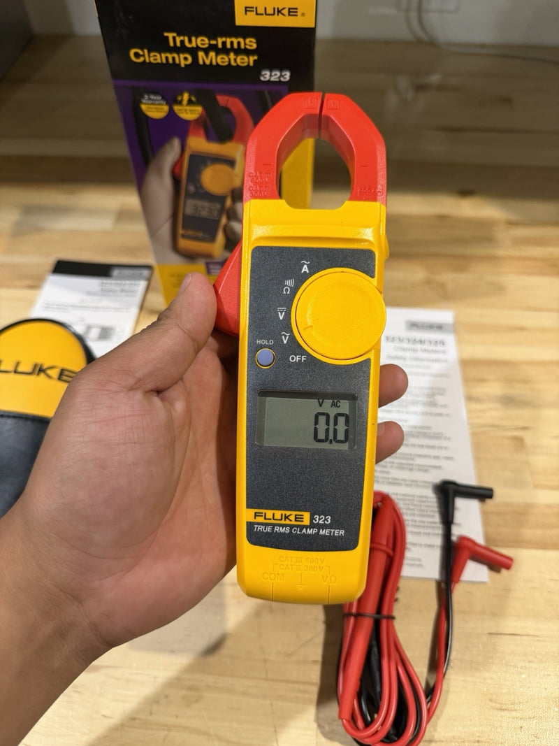 FLUKE 323 TRUE-RMS DIGITAL CLAMP METER WITH BAG & LEADS