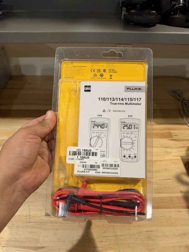 FLUKE 117 TRUE RMS FIELD TECHNICIANS DIGITAL MULTIMETER 600V AC/DC VOLTAGE NEW