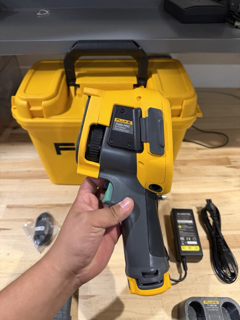 FLUKE TI480PRO IR CAMERA 60HZ, 640 X 480 , 2 BATTERIES W/ CHARGE & CASE -TESTED