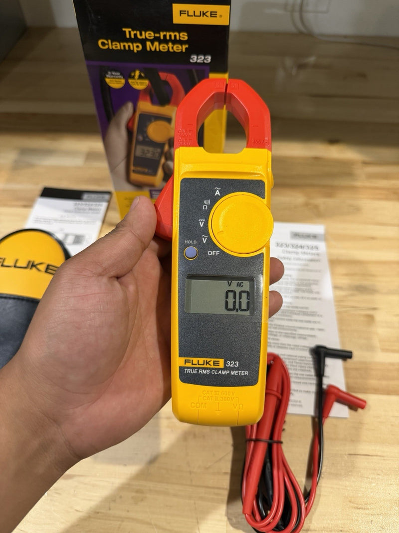 FLUKE 323 TRUE-RMS DIGITAL CLAMP METER WITH BAG & LEADS