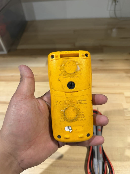 FLUKE 101 600VCAT III MULTIMETER W/ LEADS & CLIPS - SHIPS FAST