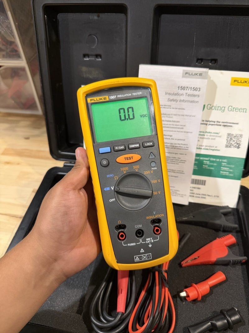 FLUKE 1507 INSULATION MULTIMETER W/ LEADS & CLIPS