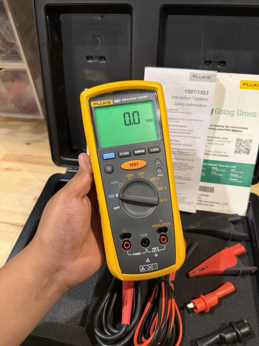 FLUKE 1507 INSULATION MULTIMETER W/ LEADS & CLIPS