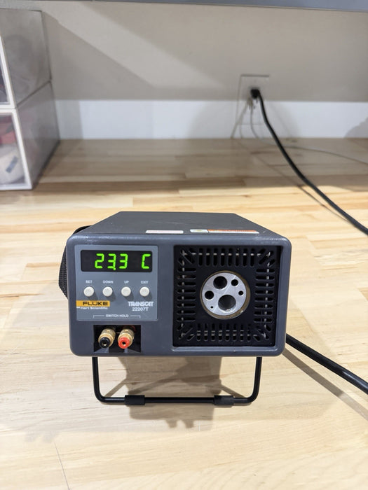 FLUKE 9140 22207T DRY-WELL CALIBRATOR WITH CHARGER TESTED