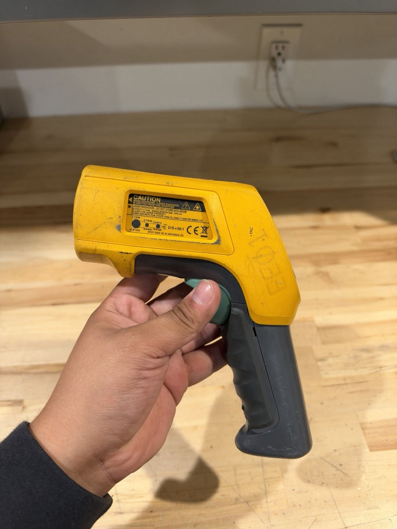 FLUKE 568 IR THERMOMETER W/ CASE (TESTED) SHIPS FAST