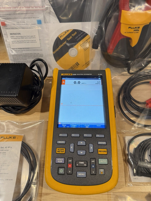 FLUKE 125B INDUSTRIAL SCOPEMETER 40MHZ WITH ACCESSORIES & BAG