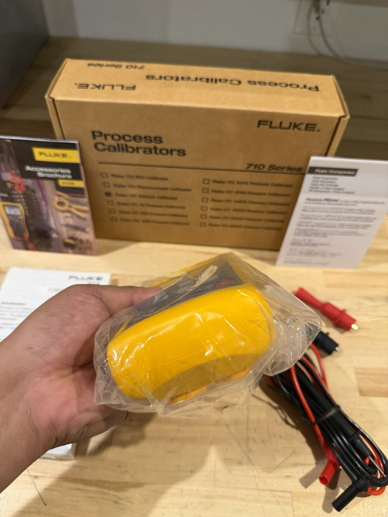 FLUKE 715 VOLT/MA CALIBRATOR W/ LEADS & CLIPS FREE SHIPPING