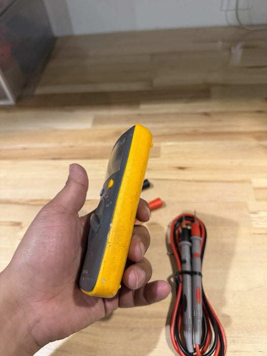 FLUKE 101 600VCAT III MULTIMETER W/ LEADS & CLIPS - SHIPS FAST