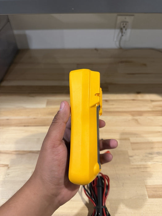 FLUKE 110 TRUE RMS MULTIMETER W/ LEADS - SHIPS FAST