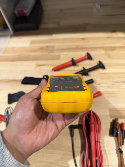 FLUKE 179 TRUE RMS MULTIMETER KIT W/ LEADS & ACCESSORIES / SHIPS FAST (TESTED)