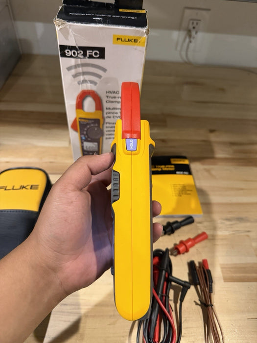 FLUKE 902 FC TRUE RMS HVAC CLAMP METER WITH CASE & LEADS