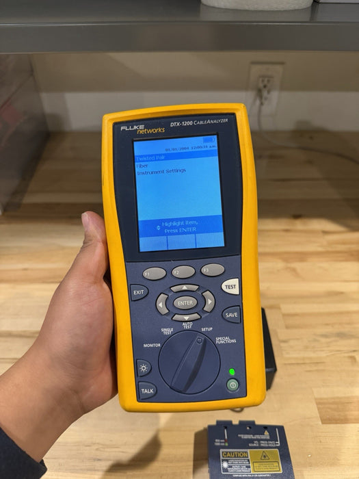 FLUKE NETWORKS DTX-1200 MAINFRAME & FIBER MODULE WITH CHARGER TESTED