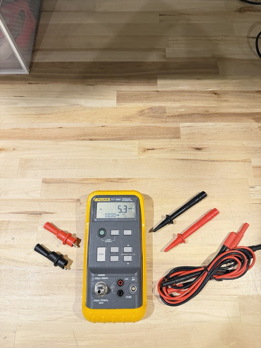 FLUKE 717 100G PRESSURE CALIBRATOR WITH LEADS TESTED