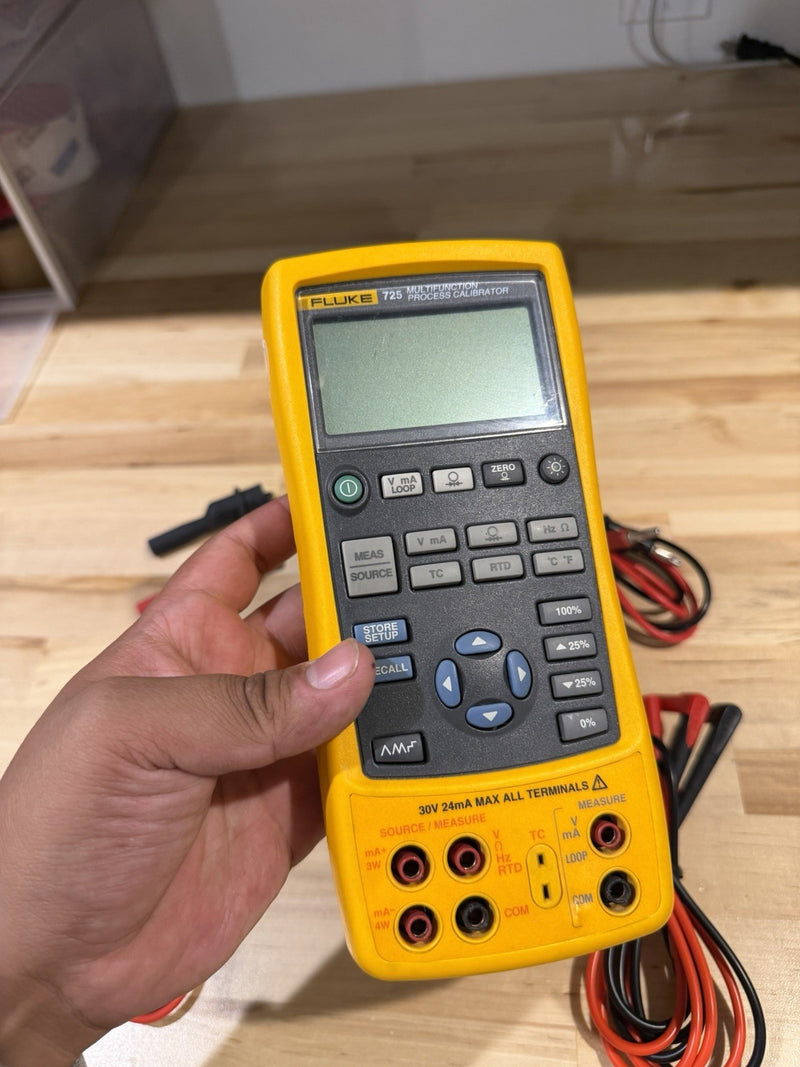 FLUKE 725 MULTIFUNCTION PROCESS CALIBRATOR WITH LEADS & CLIPS
