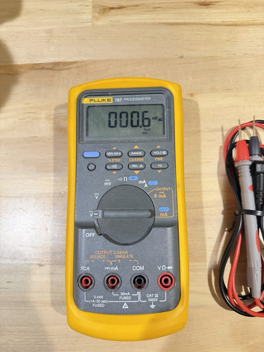FLUKE 787 PROCESSMETER WITH LEADS & CLIPS TESTED