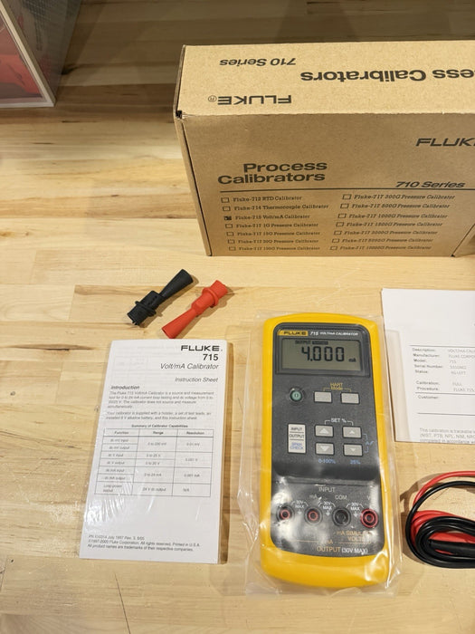 FLUKE 715 VOLT/MA CALIBRATOR WITH LEADS & CLIPS