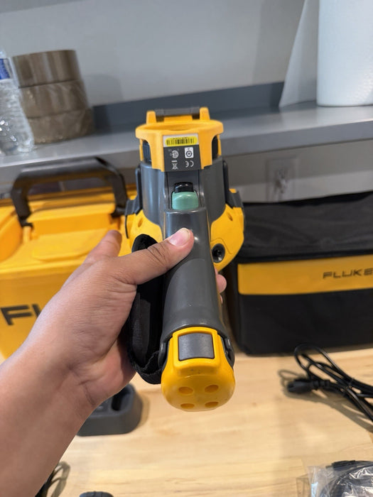 FLUKE TI480PRO IR CAMERA 60HZ 640 X 480 2 BATTERIES W/ CHARGE & CASE -SHIPS FREE