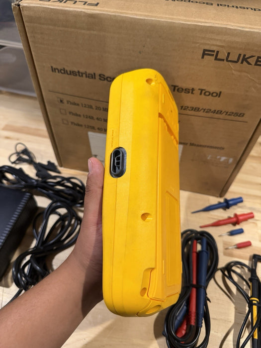 FLUKE 123B INDUSTRIAL SCOPEMETER 20MHZ W/ ACCESSORIES & BAG - FREE SHIPPING