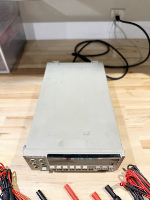 FLUKE 8842A MULTIMETER W/ LEADS & CLIPS / CHARGER - FREE SHIPPING