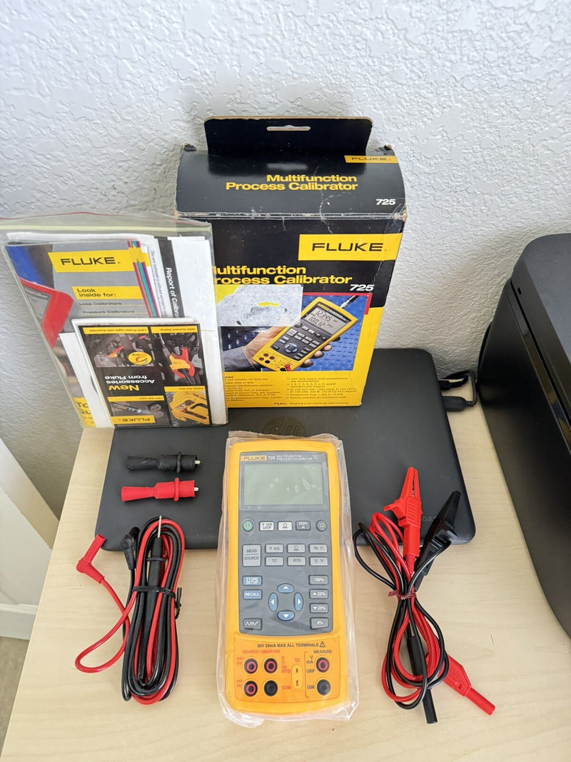 FLUKE 725 MULTIFUNCTION PROCESS CALIBRATOR WITH LEADS BOX