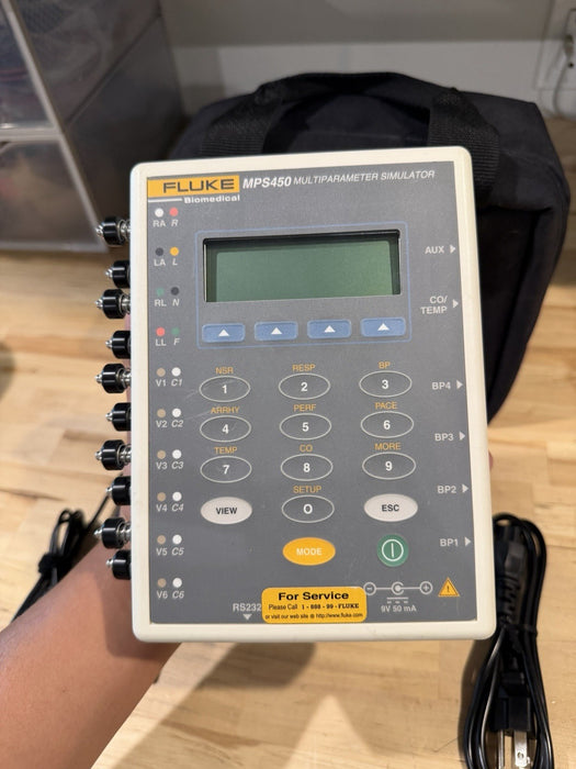 FLUKE MPS450 MULTIPARAMETER SIMULATOR W/ CASE & CHARGER - TESTED