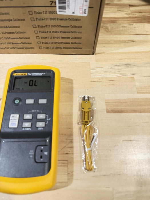 FLUKE 714 THERMOCOUPLE TEMPERATURE CALIBRATOR W/ ACCESSORIES - NEW