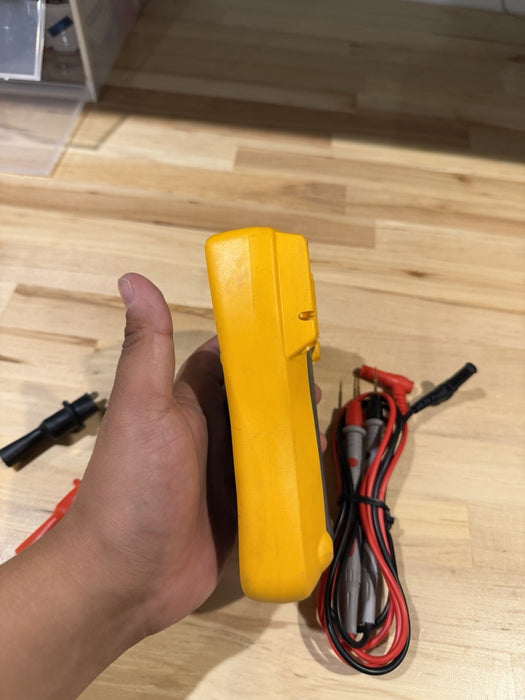FLUKE 115 TRMS MULTIMETER W/ LEADS & CLIPS - SHIPS FAST