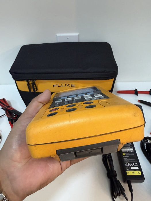 FLUKE 744 DOCUMENTING PRCESS CALIBRATOR WITH LEADS & CHARGER TESTED