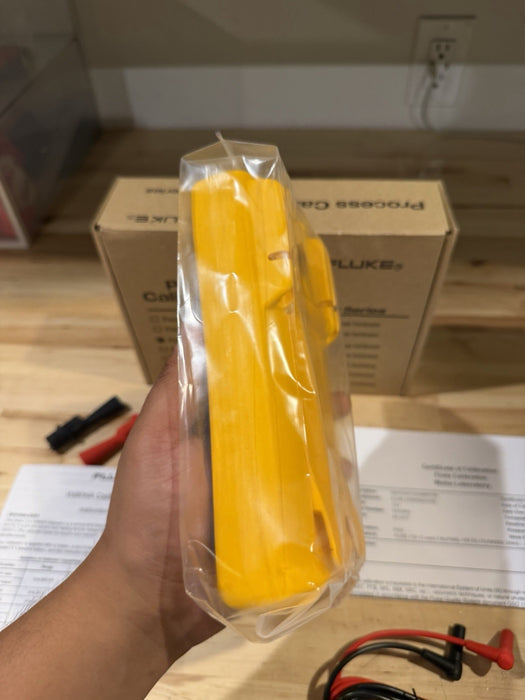 FLUKE 715 VOLT/MA CALIBRATOR WITH LEADS & CLIPS