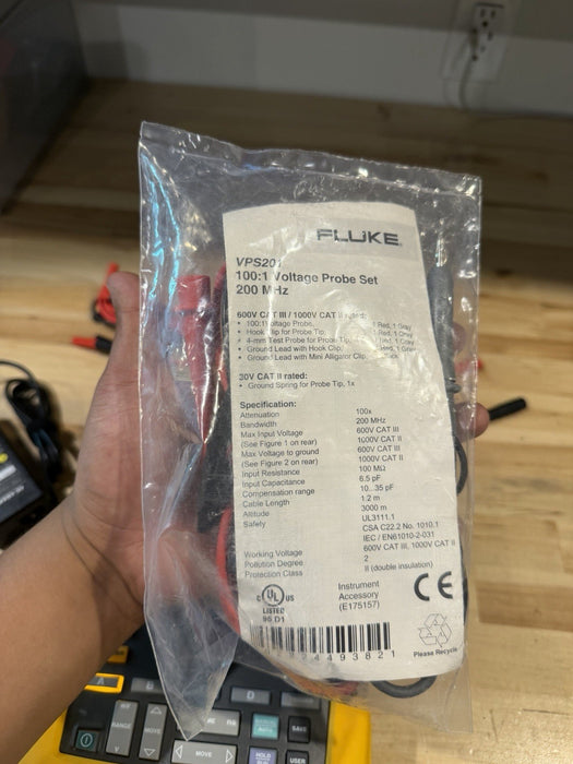 FLUKE 190-204 SCOPEMETER 4CH 200MHZ 2.5GS/S W LEADS & ACCESSORIES (TESTED)
