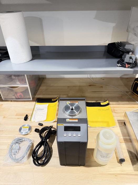 FLUKE 6102 MICRO-BATH 35Â°C TO 200Â°C WITH ACCESSORIES TESTED