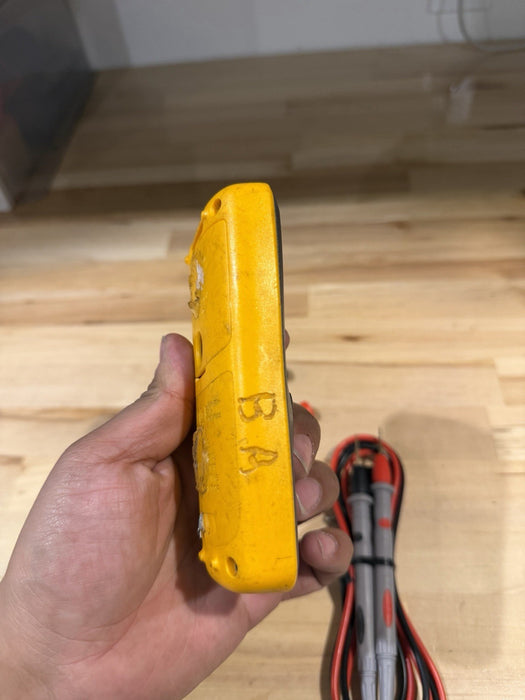 FLUKE 101 600VCAT III MULTIMETER W/ LEADS & CLIPS - SHIPS FAST