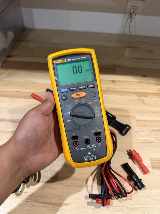 FLUKE 1507 INSULATION MULTIMETER W/ LEADS & CLIPS