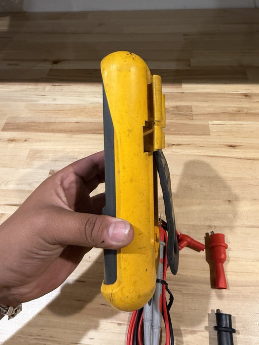FLUKE 787 PROCESSMETER WITH LEADS & CLIPS FOR PARTS