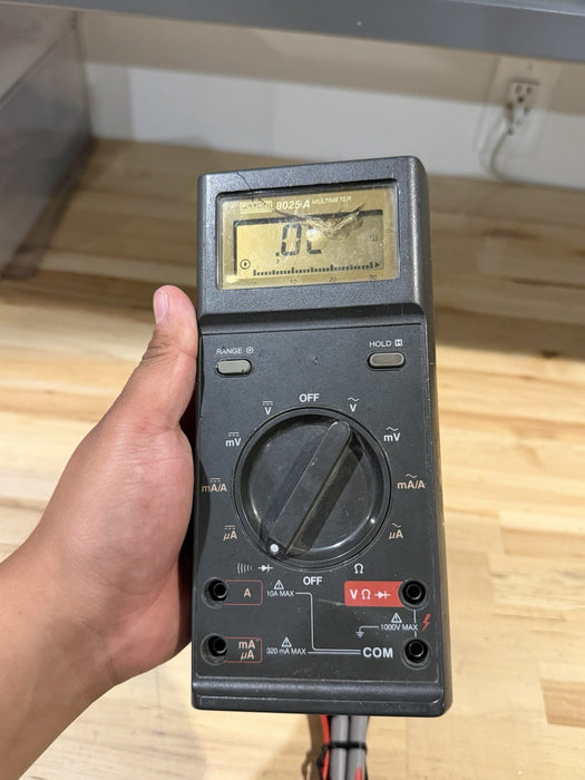 FLUKE 8025 A DIGITAL MULTIMETER W/ LEADS- SHIPS FAST