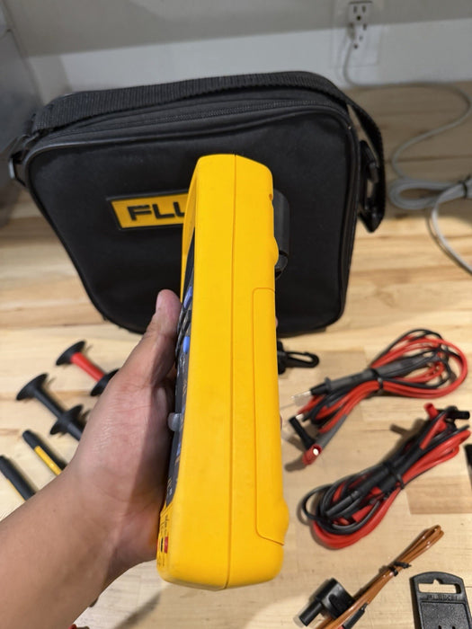 FLUKE 789 PROCESS METER W/ ACCESSORIES (TESTED) EXCELLENT CONDITION