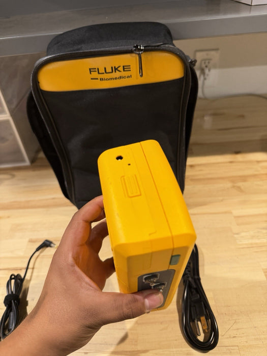 FLUKE PROSIM 4 VITAL SIGNS & ECG SIMULATOR W/ BAG & CHARGER (TESTED) SHIPS FREE