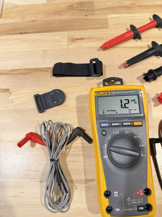 FLUKE 179 TRUE RMS MULTIMETER KIT W/ LEADS & ACCESSORIES / SHIPS FAST (TESTED)