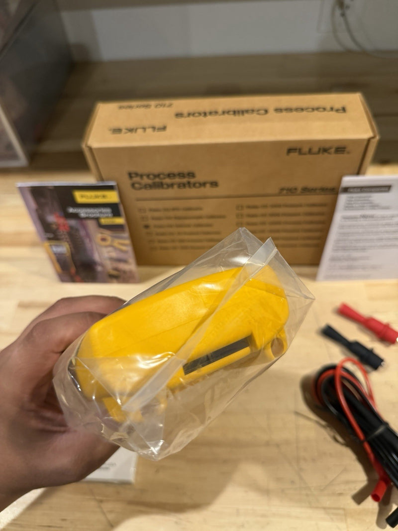 FLUKE 715 VOLT/MA CALIBRATOR W/ LEADS & CLIPS FREE SHIPPING