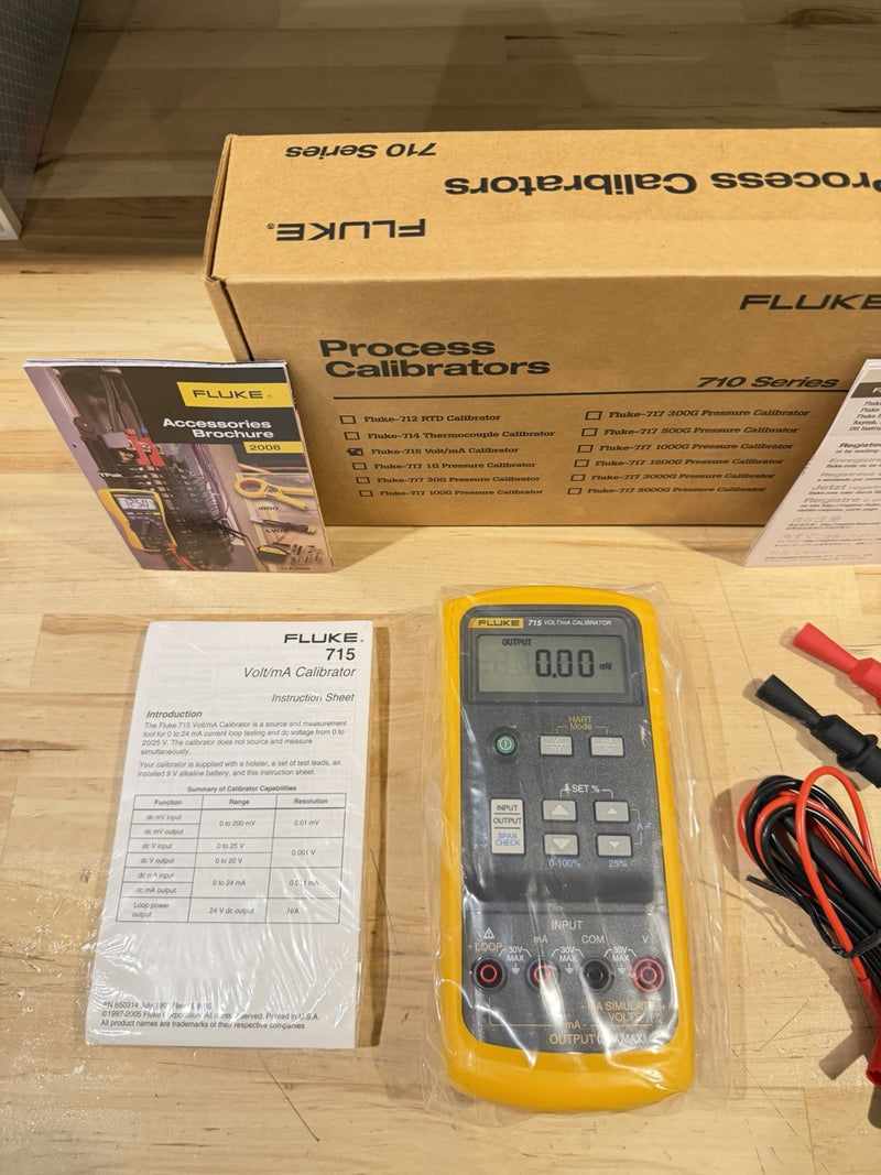 FLUKE 715 VOLT/MA CALIBRATOR W/ LEADS & CLIPS FREE SHIPPING