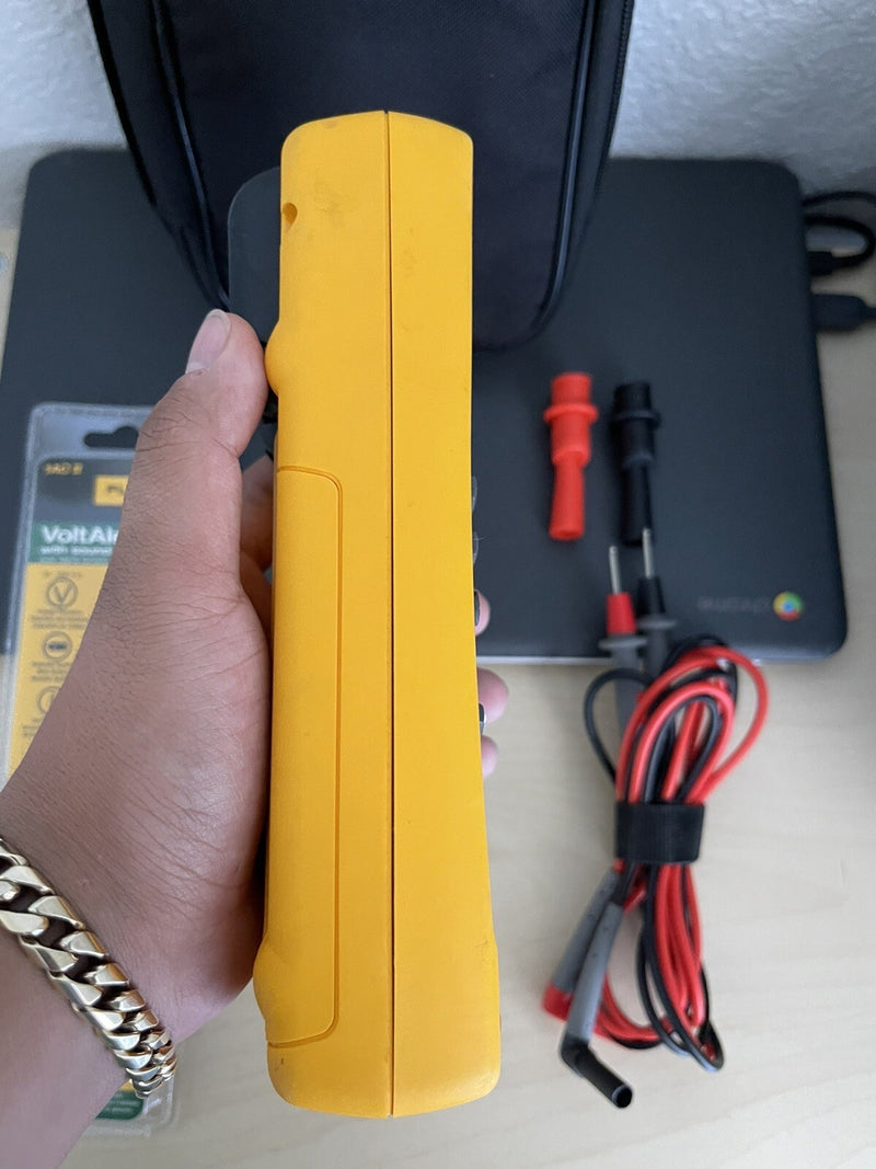 FLUKE 789 PROCESS METER WITH LEADS AND CASE USED