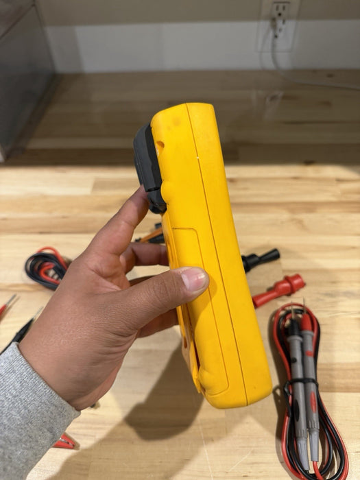 FLUKE 189 TRUE RMS MULTIMETER WITH LEADS AND CLIPS USED