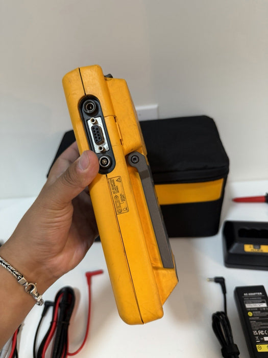 FLUKE 744 DOCUMENTING PRCESS CALIBRATOR WITH LEADS & CHARGER TESTED