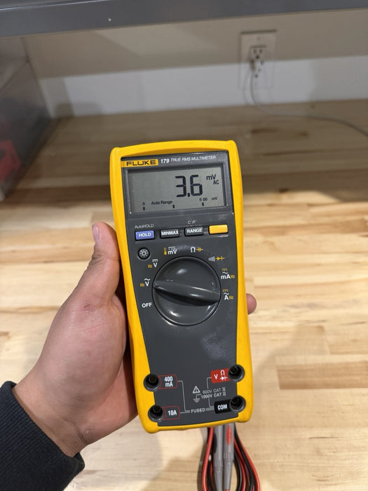 FLUKE 179 TRUE RMS MULTIMETER W/ LEADS- SHIPS FAST (TESTED) MINT CONDITION