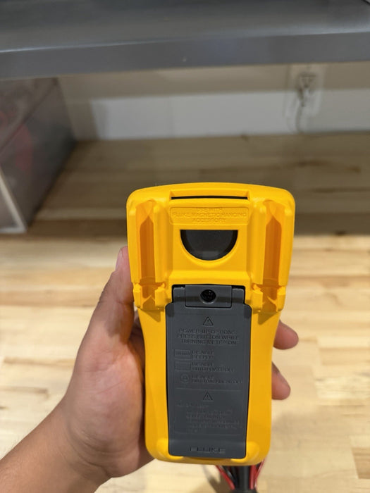 FLUKE 110 TRUE RMS MULTIMETER W/ LEADS - SHIPS FAST