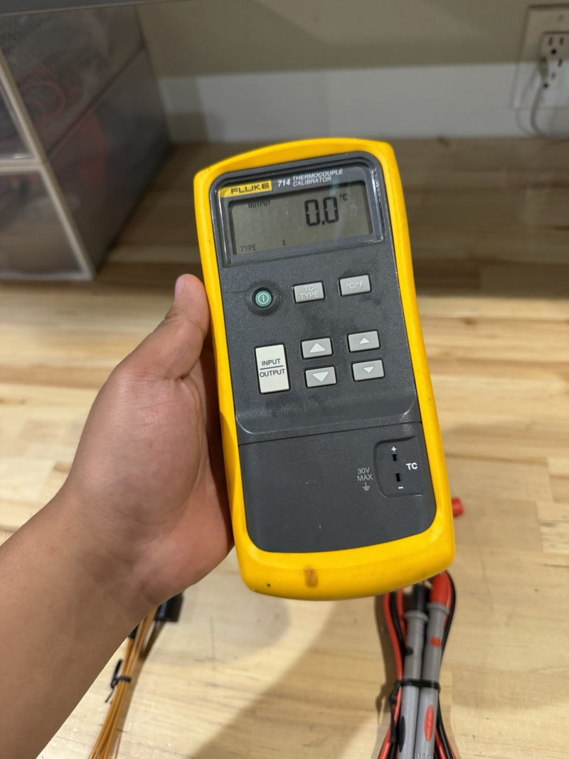 FLUKE 714 THERMOCOUPLE CALIBRATOR WITH ACCESSORIES