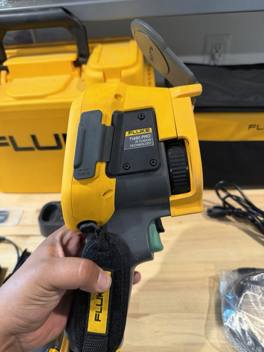 FLUKE TI480PRO IR CAMERA 60HZ 640 X 480 2 BATTERIES W/ CHARGE & CASE -SHIPS FREE